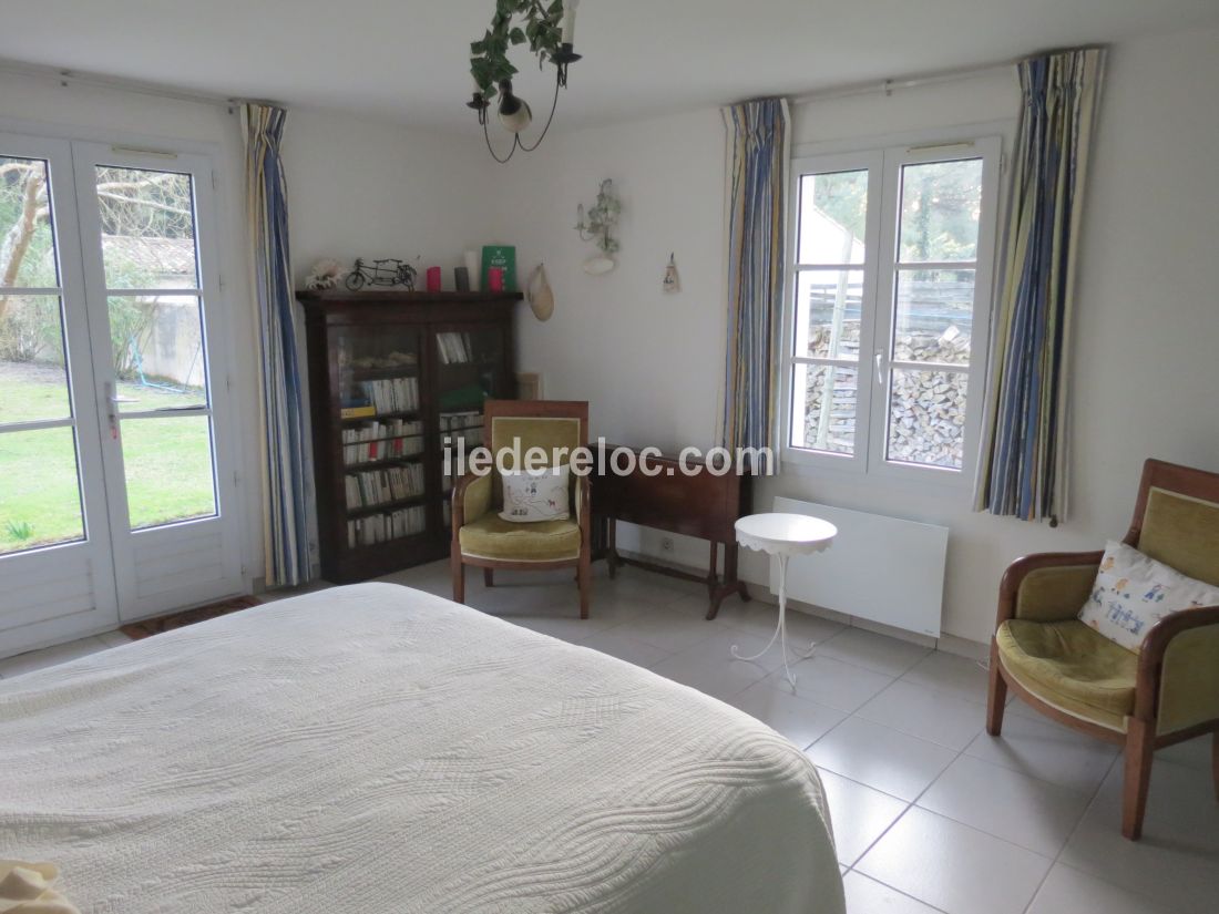 Photo 9 : CHAMBRE d'une maison situ&eacute;e &agrave; Les Portes-en-R&eacute;, &icirc;le de R&eacute;.