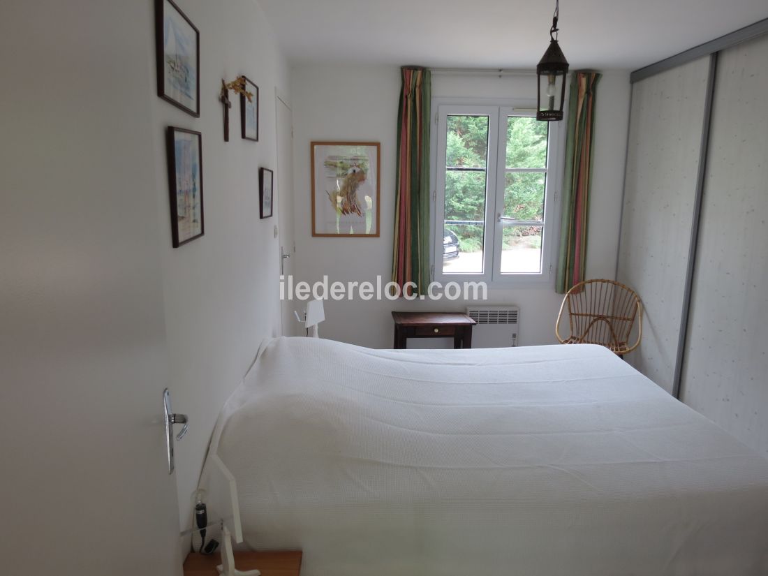 Photo 10 : CHAMBRE d'une maison situ&eacute;e &agrave; Les Portes-en-R&eacute;, &icirc;le de R&eacute;.