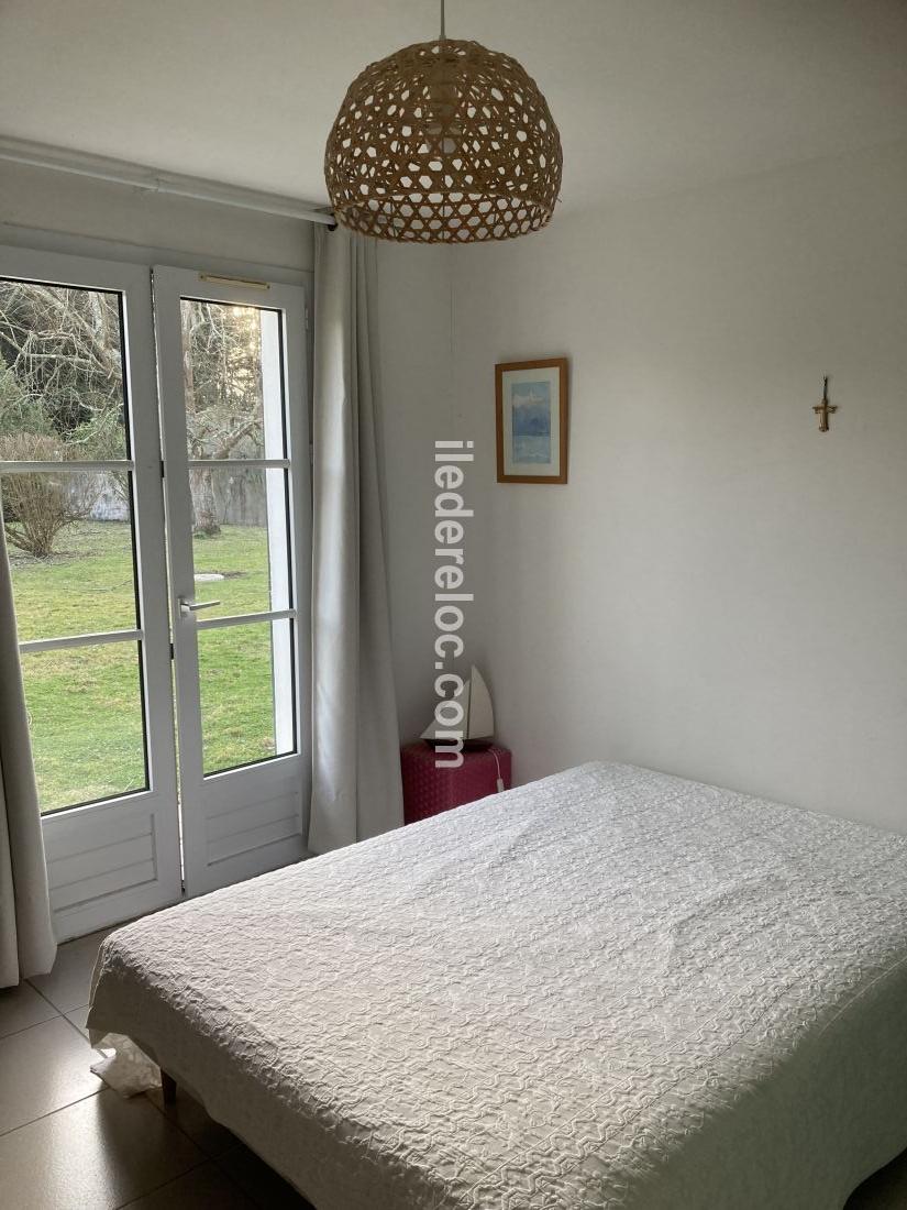 Photo 12 : CHAMBRE d'une maison situ&eacute;e &agrave; Les Portes-en-R&eacute;, &icirc;le de R&eacute;.