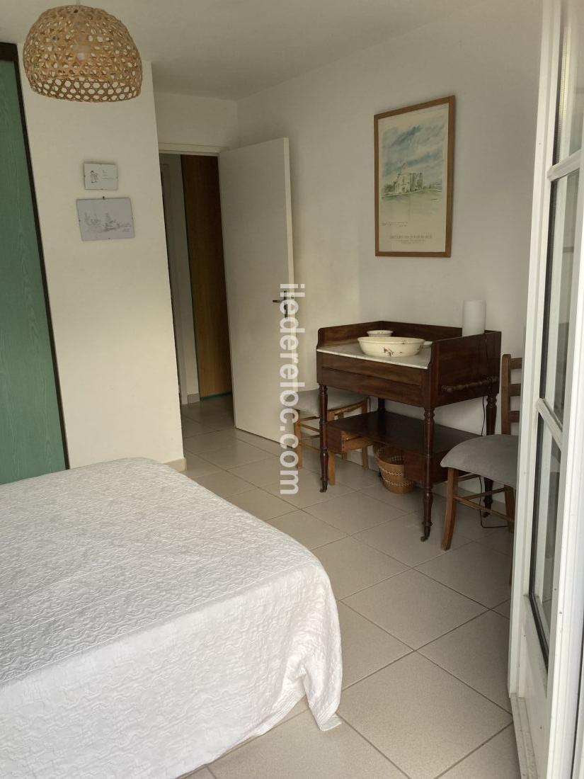 Photo 13 : CHAMBRE d'une maison situ&eacute;e &agrave; Les Portes-en-R&eacute;, &icirc;le de R&eacute;.