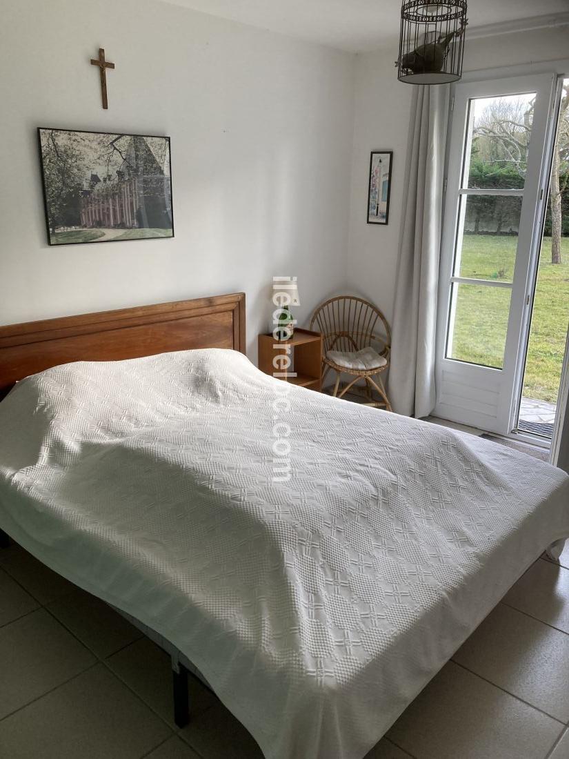 Photo 14 : CHAMBRE d'une maison situ&eacute;e &agrave; Les Portes-en-R&eacute;, &icirc;le de R&eacute;.