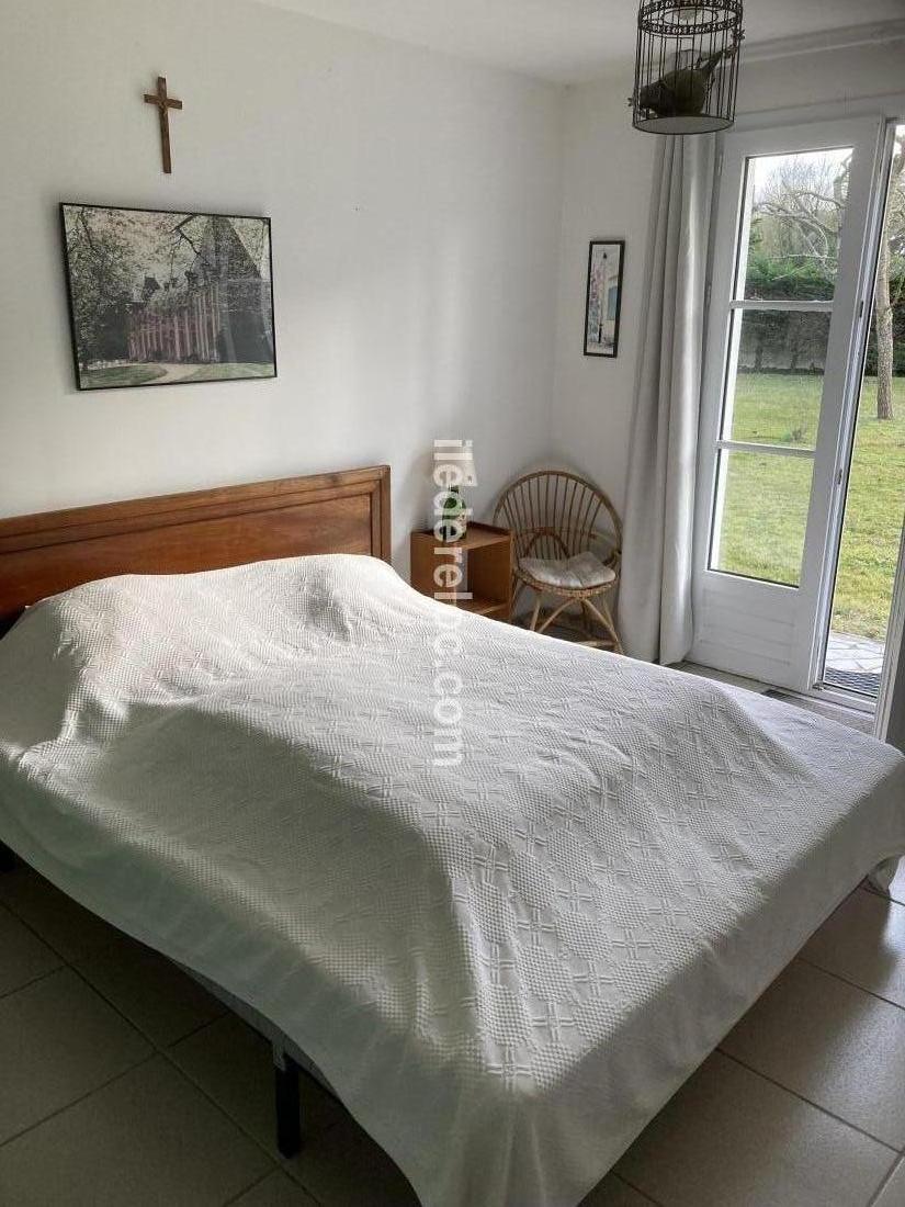 Photo 14 : CHAMBRE d'une maison situ&eacute;e &agrave; Les Portes-en-R&eacute;, &icirc;le de R&eacute;.