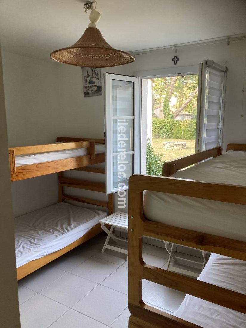 Photo 15 : CHAMBRE d'une maison situ&eacute;e &agrave; Les Portes-en-R&eacute;, &icirc;le de R&eacute;.