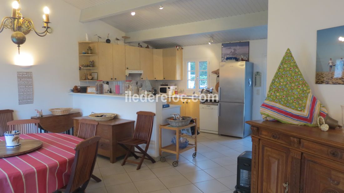 Photo 17 : CUISINE d'une maison situ&eacute;e &agrave; Les Portes-en-R&eacute;, &icirc;le de R&eacute;.