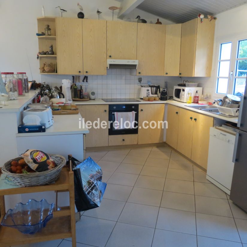 Photo 18 : CUISINE d'une maison situ&eacute;e &agrave; Les Portes-en-R&eacute;, &icirc;le de R&eacute;.