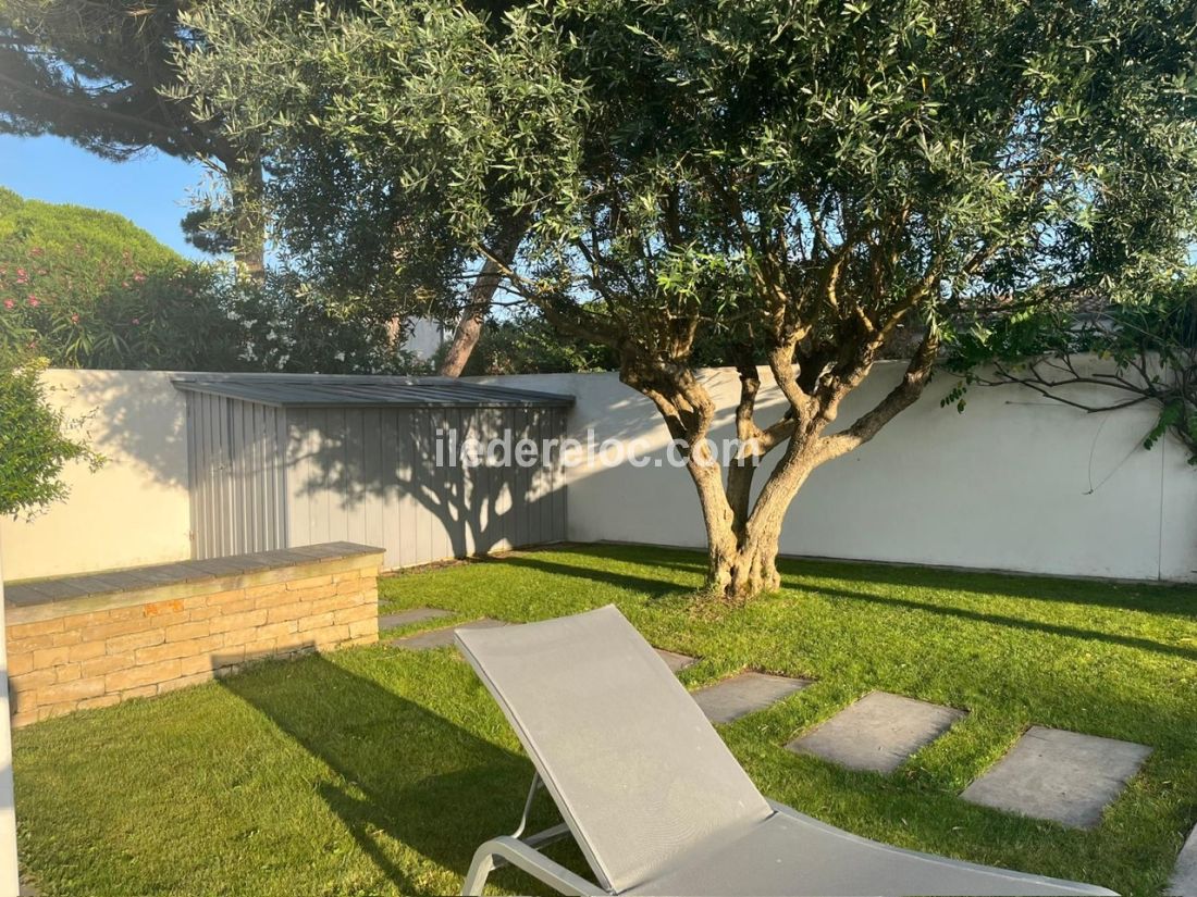 Photo 13 : JARDIN d'une maison située à Le Bois-Plage-en-Ré, île de Ré.