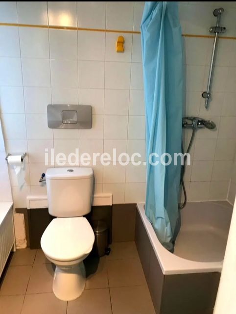 Photo 12 : SALLEDEBAIN d'une maison située à Ars en Ré, île de Ré.