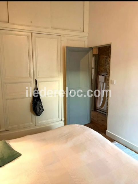 Photo 9 : CHAMBRE d'une maison située à Ars en Ré, île de Ré.