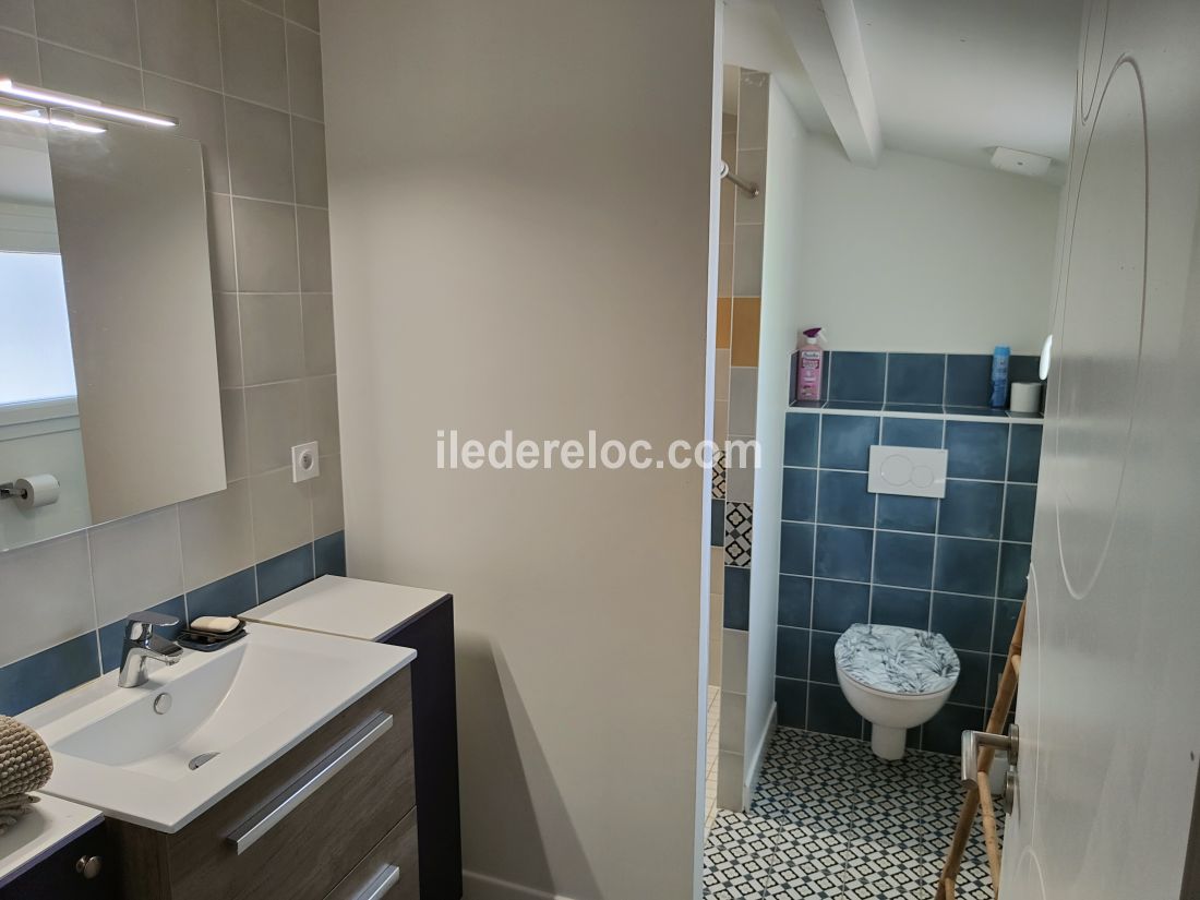 Photo 10 : SALLEDEBAIN d'une maison situ&eacute;e &agrave; Ars en R&eacute;, &icirc;le de R&eacute;.