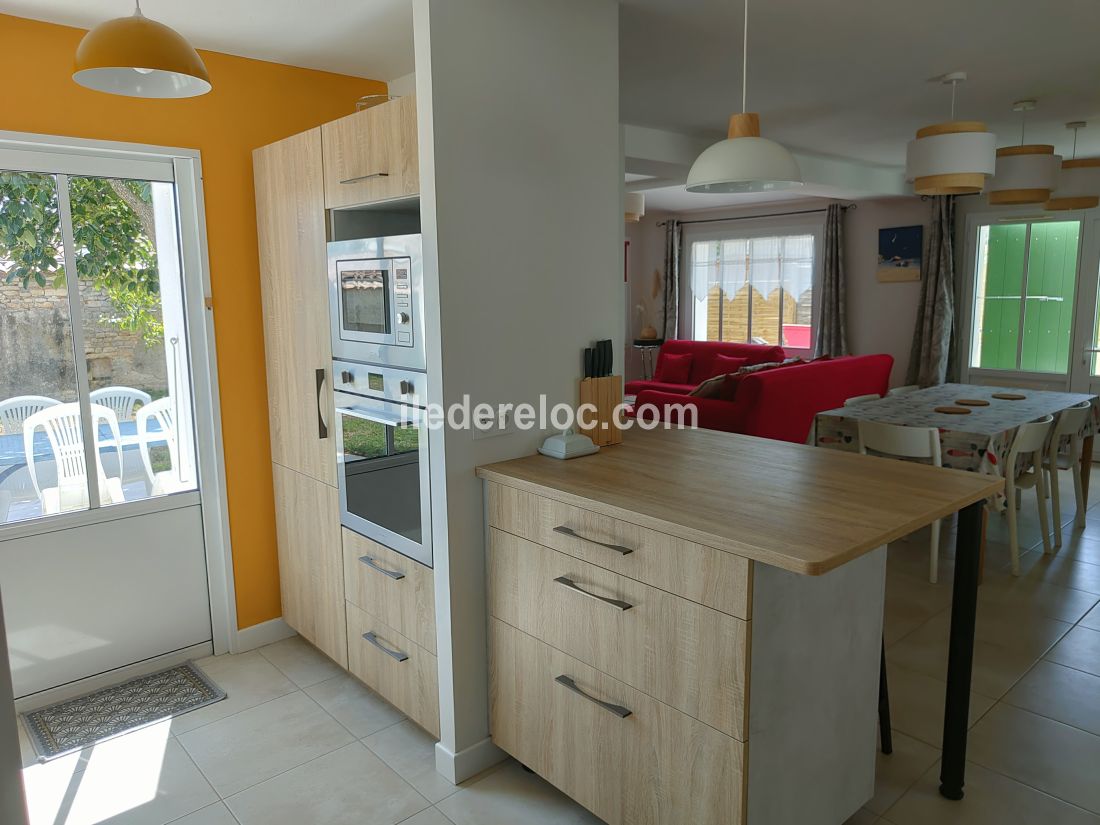 Photo 4 : CUISINE d'une maison situ&eacute;e &agrave; Ars en R&eacute;, &icirc;le de R&eacute;.