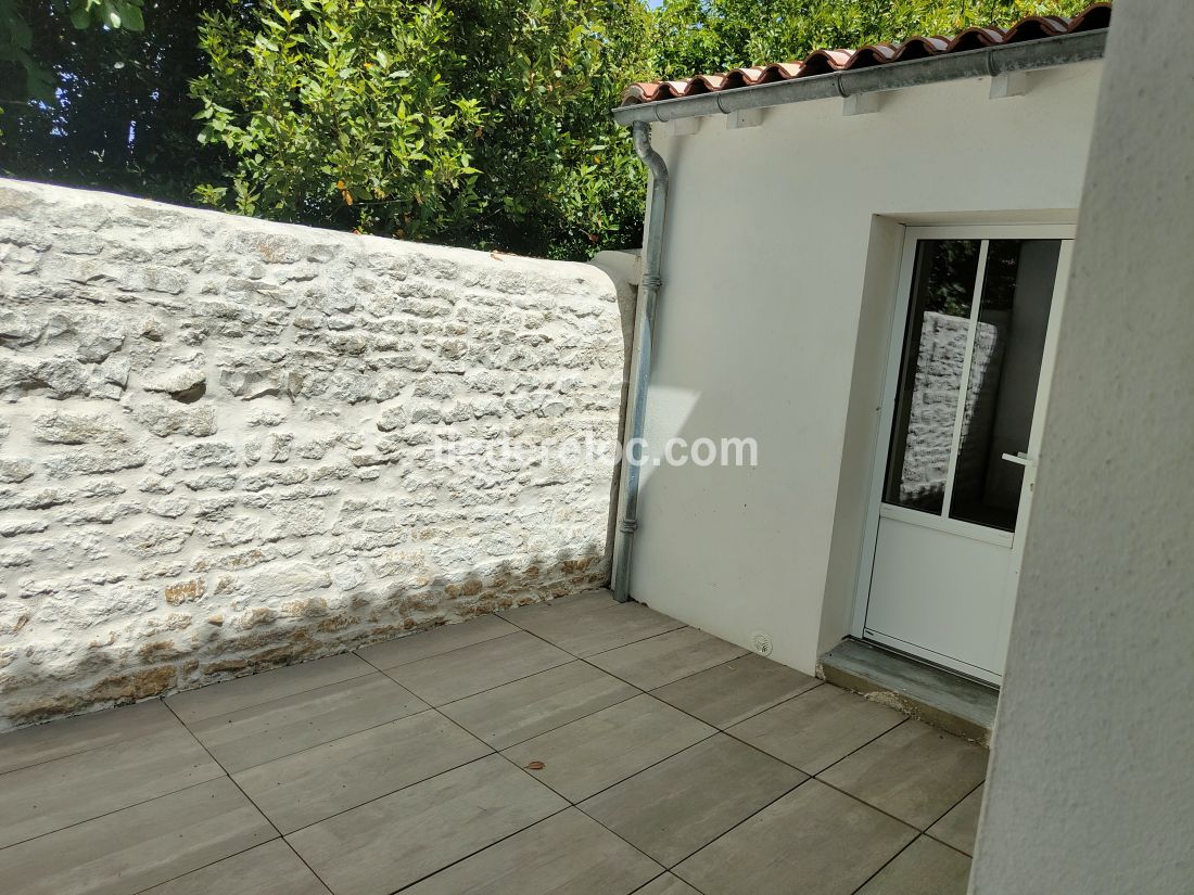 Photo 13 : TERRASSE d'une maison situ&eacute;e &agrave; Ars en R&eacute;, &icirc;le de R&eacute;.