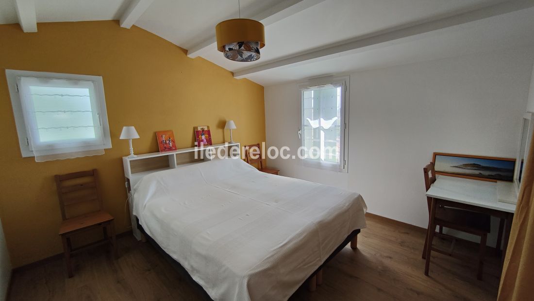 Photo 8 : CHAMBRE d'une maison situ&eacute;e &agrave; Ars en R&eacute;, &icirc;le de R&eacute;.
