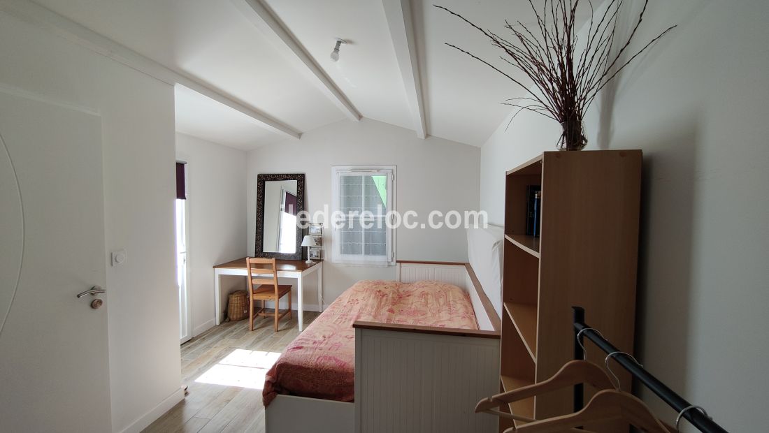 Photo 6 : CHAMBRE d'une maison situ&eacute;e &agrave; Ars en R&eacute;, &icirc;le de R&eacute;.
