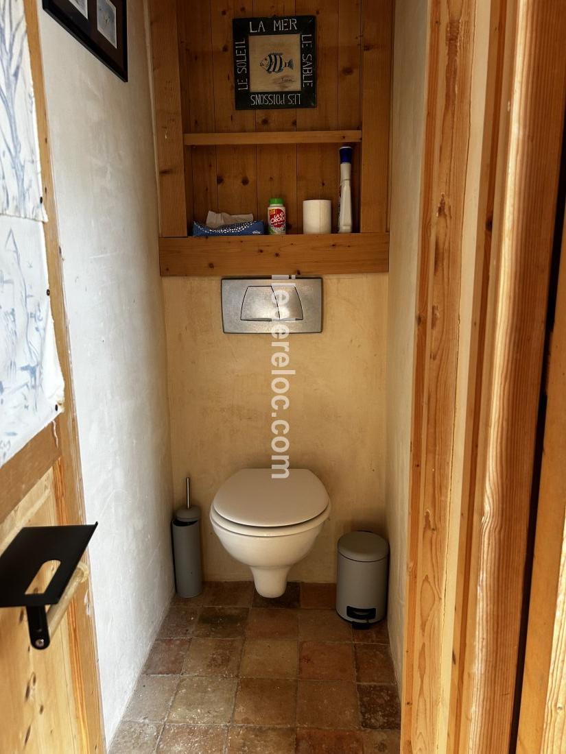 Photo 19 : WC d'une maison située à La Flotte-en-Ré, île de Ré.