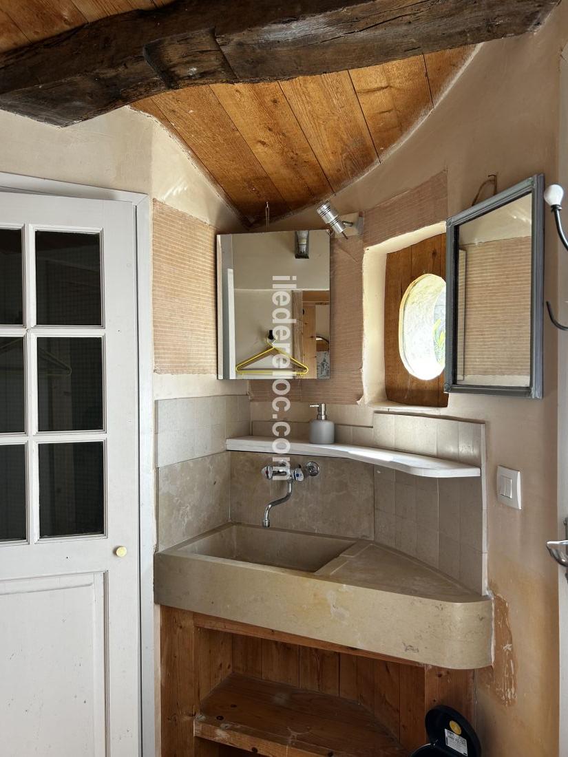 Photo 18 : SALLEDEBAIN d'une maison située à La Flotte-en-Ré, île de Ré.