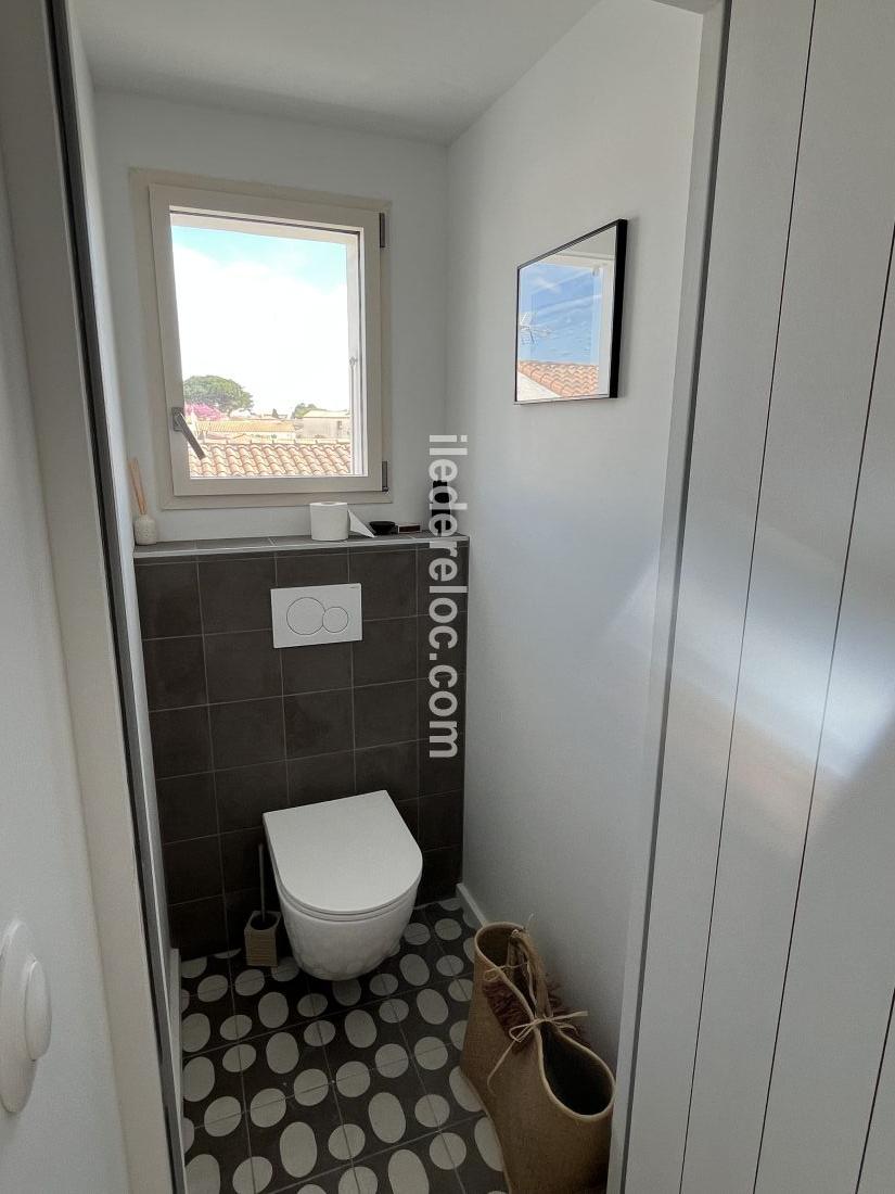 Photo 16 : WC d'une maison situ&eacute;e &agrave; Rivedoux-Plage, &icirc;le de R&eacute;.