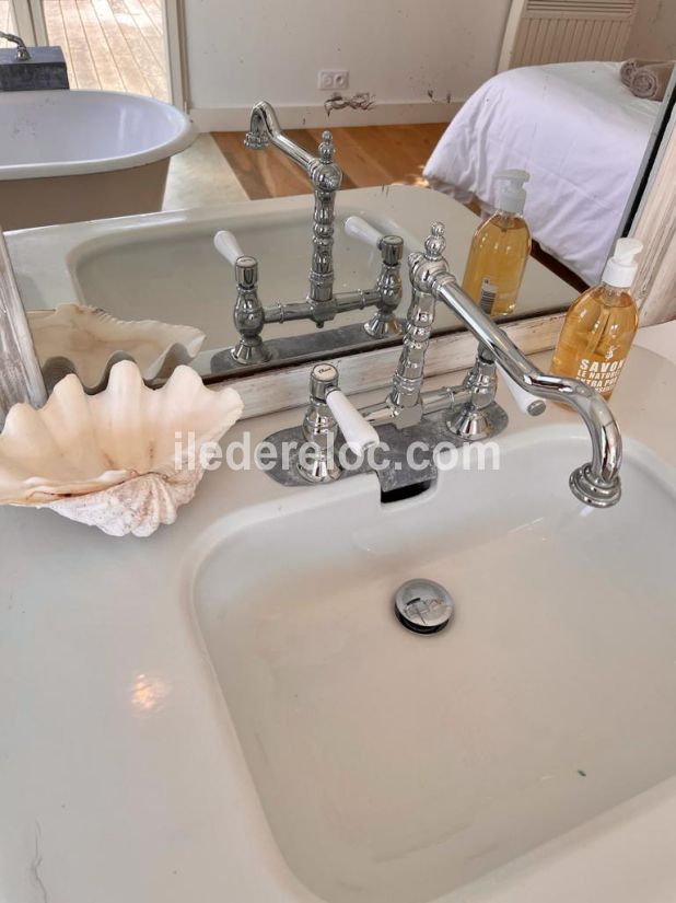 Photo 16 : SALLEDEBAIN d'une maison située à Sainte-Marie-de-Ré, île de Ré.