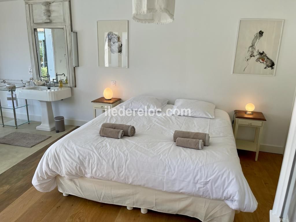 Photo 15 : CHAMBRE d'une maison située à Sainte-Marie-de-Ré, île de Ré.