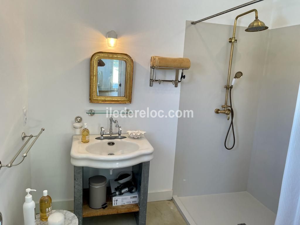 Photo 20 : SALLEDEBAIN d'une maison située à Sainte-Marie-de-Ré, île de Ré.