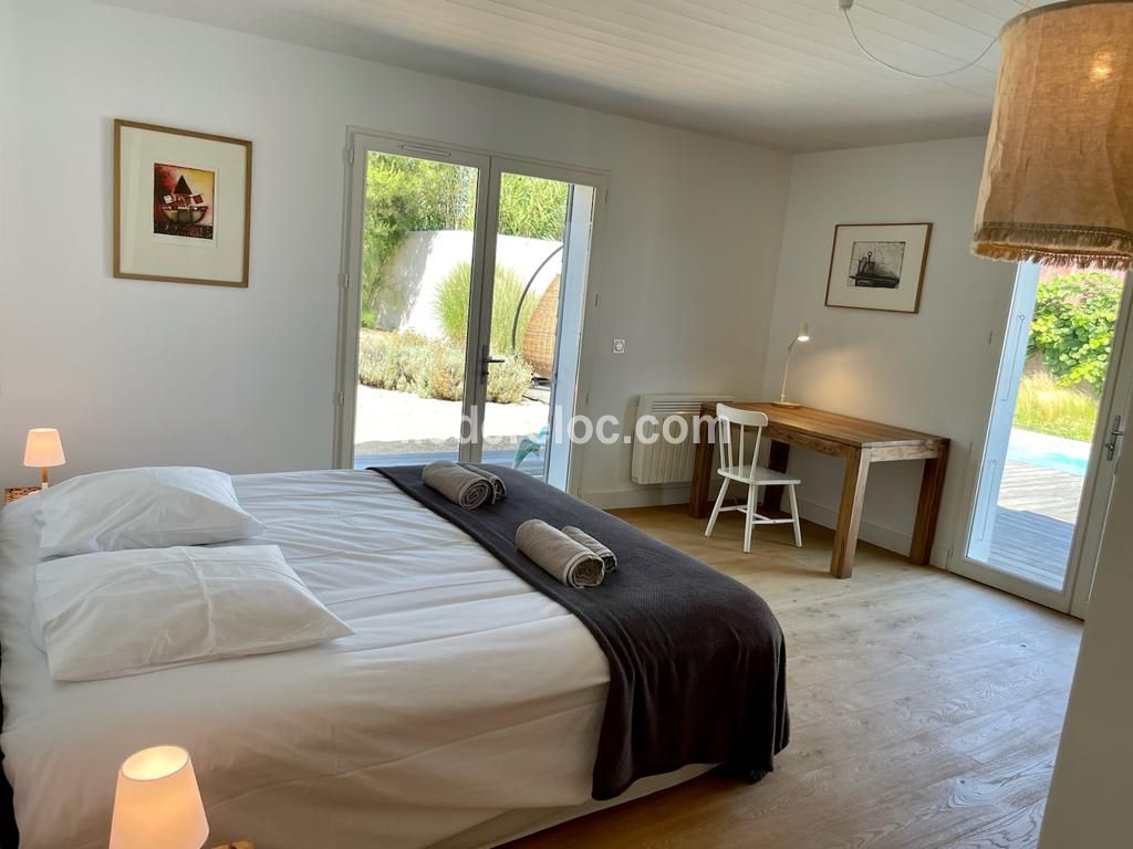 Photo 18 : CHAMBRE d'une maison située à Sainte-Marie-de-Ré, île de Ré.