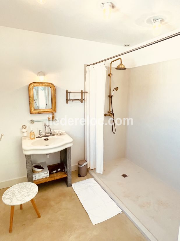 Photo 21 : SALLEDEBAIN d'une maison située à Sainte-Marie-de-Ré, île de Ré.