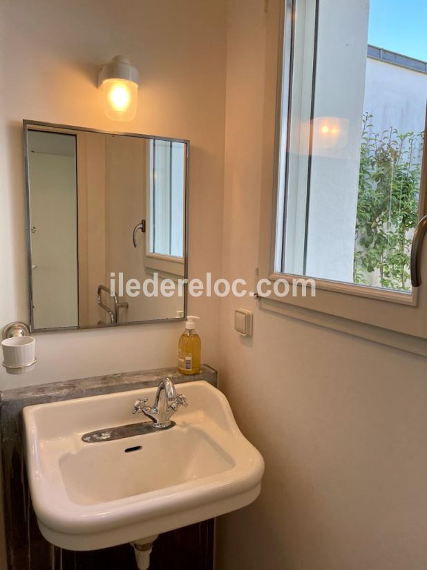 Photo 25 : SALLEDEBAIN d'une maison située à Sainte-Marie-de-Ré, île de Ré.