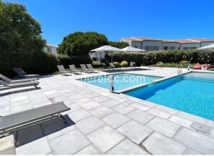 Ile de R&eacute;:Clos des thermes 26 - cour, parking et piscine
