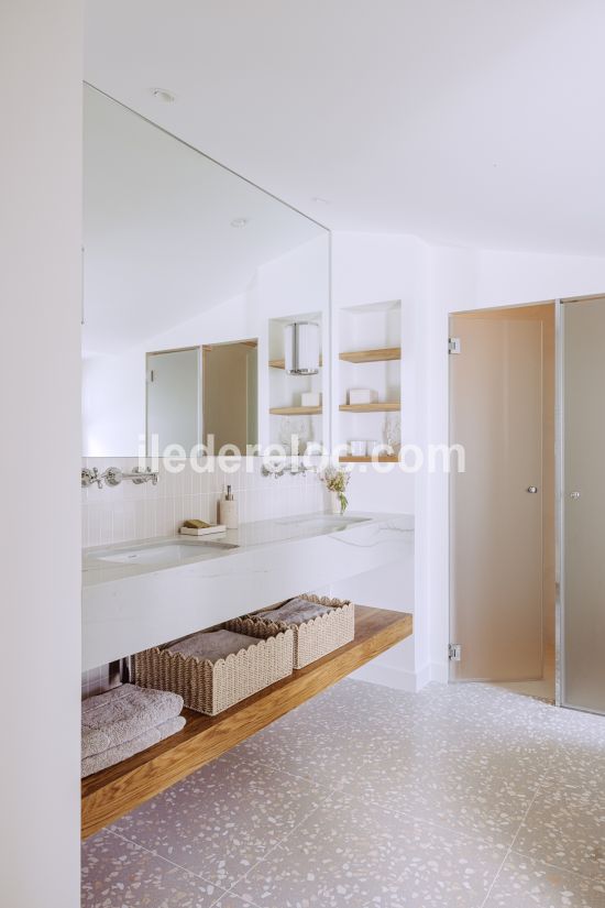 Photo 19 : SALLEDEBAIN d'une maison située à Loix, île de Ré.