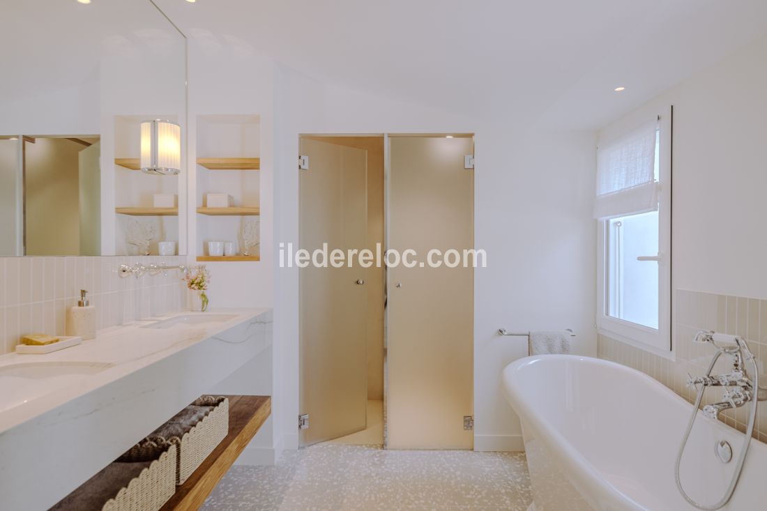 Photo 20 : SALLEDEBAIN d'une maison située à Loix, île de Ré.