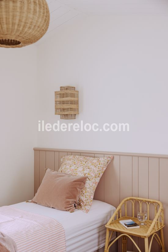 Photo 24 : CHAMBRE d'une maison située à Loix, île de Ré.