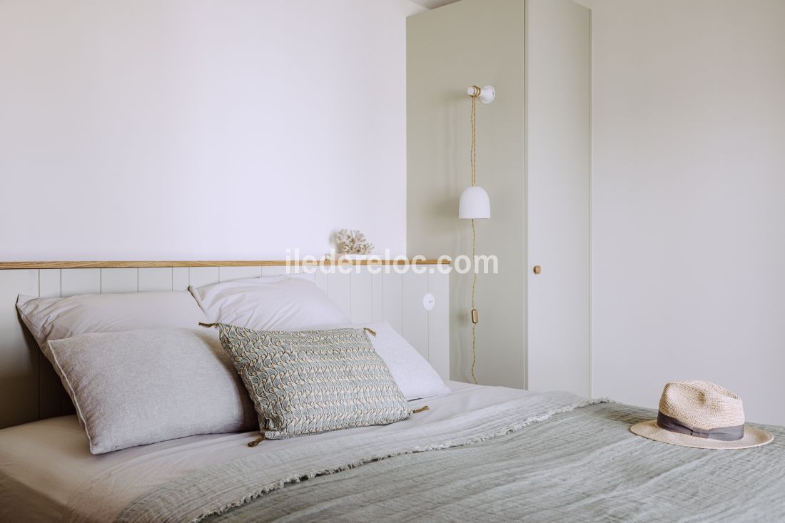 Photo 27 : CHAMBRE d'une maison située à Loix, île de Ré.