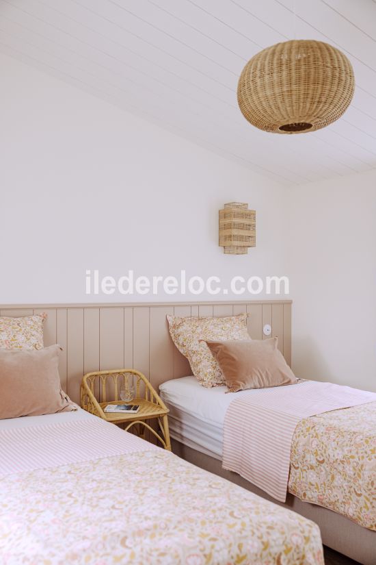 Photo 23 : CHAMBRE d'une maison située à Loix, île de Ré.