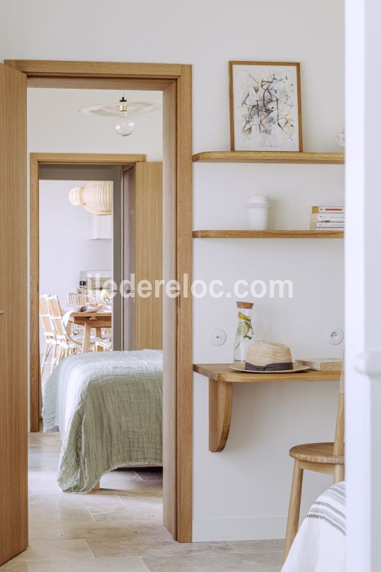 Photo 29 : CHAMBRE d'une maison située à Loix, île de Ré.