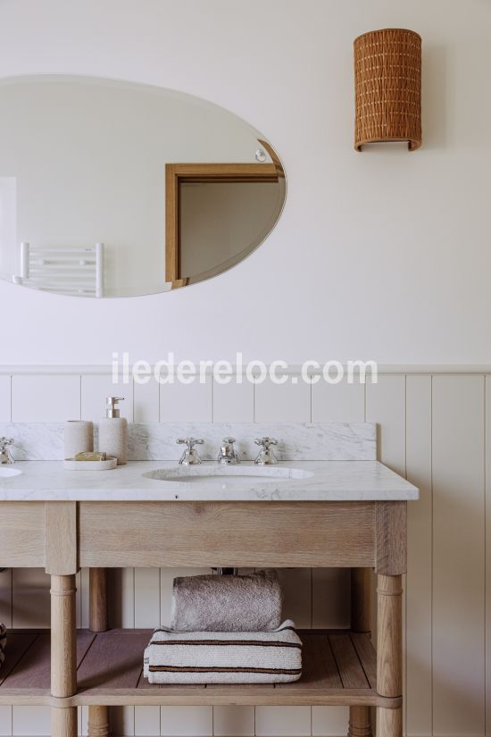 Photo 32 : SALLEDEBAIN d'une maison située à Loix, île de Ré.