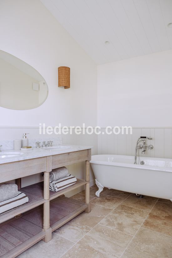 Photo 33 : SALLEDEBAIN d'une maison située à Loix, île de Ré.