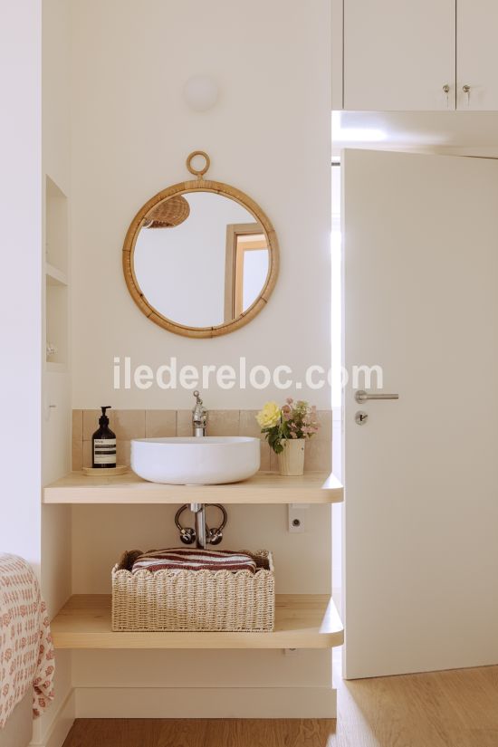 Photo 22 : CHAMBRE d'une maison située à Loix, île de Ré.