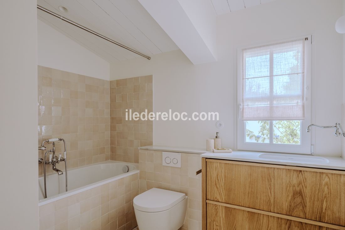 Photo 25 : SALLEDEBAIN d'une maison située à Loix, île de Ré.