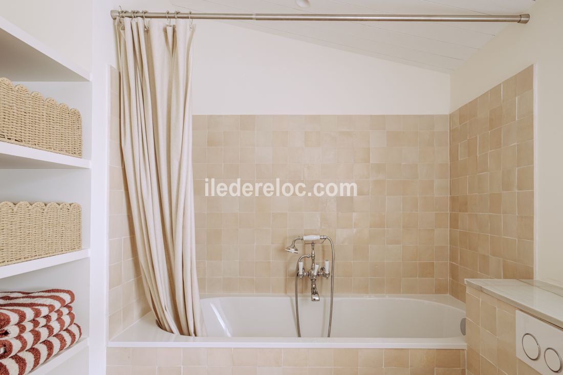 Photo 26 : SALLEDEBAIN d'une maison située à Loix, île de Ré.