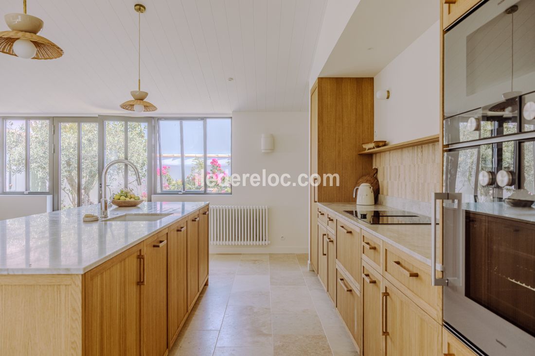 Photo 6 : CUISINE d'une maison située à Loix, île de Ré.