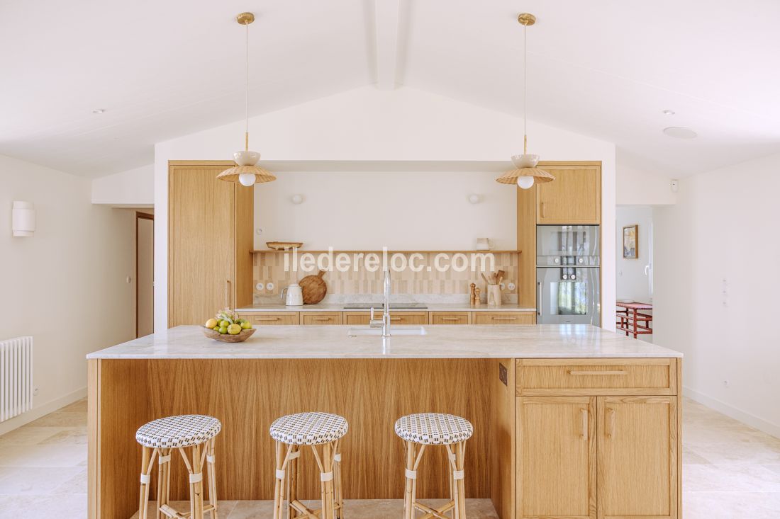 Photo 7 : CUISINE d'une maison située à Loix, île de Ré.