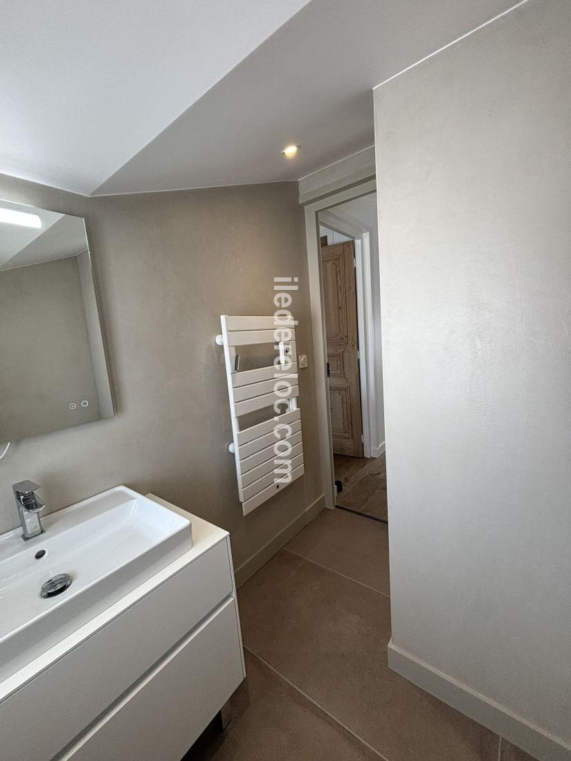 Photo 10 : SALLEDEBAIN d'une maison située à La Flotte-en-Ré, île de Ré.