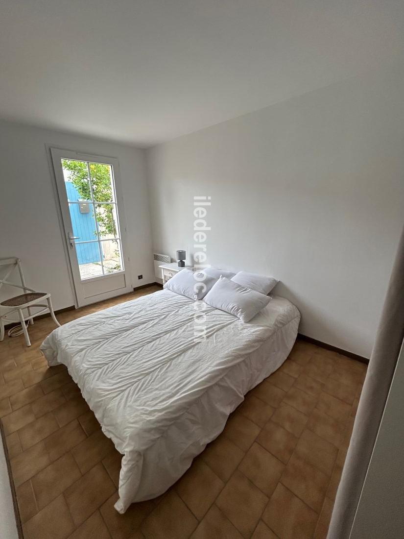 Photo 4 : CHAMBRE d'une maison située à Saint-Martin-de-Ré, île de Ré.