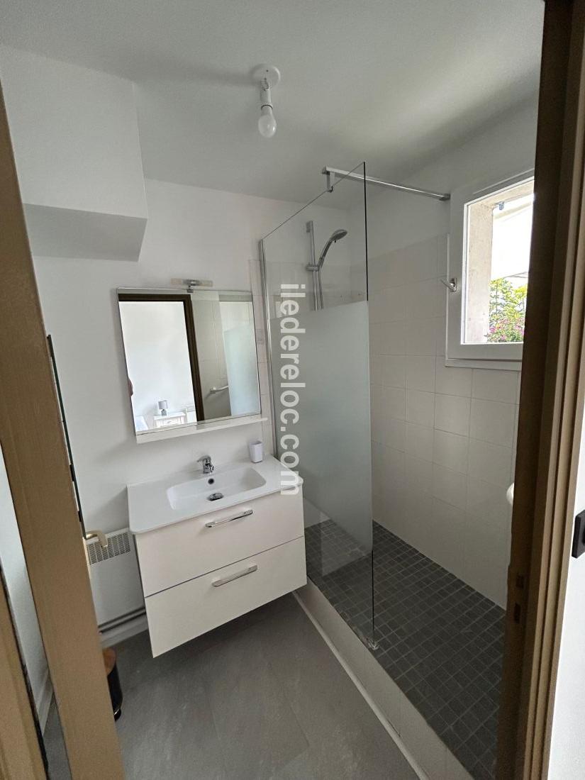 Photo 5 : SALLEDEBAIN d'une maison située à Saint-Martin-de-Ré, île de Ré.