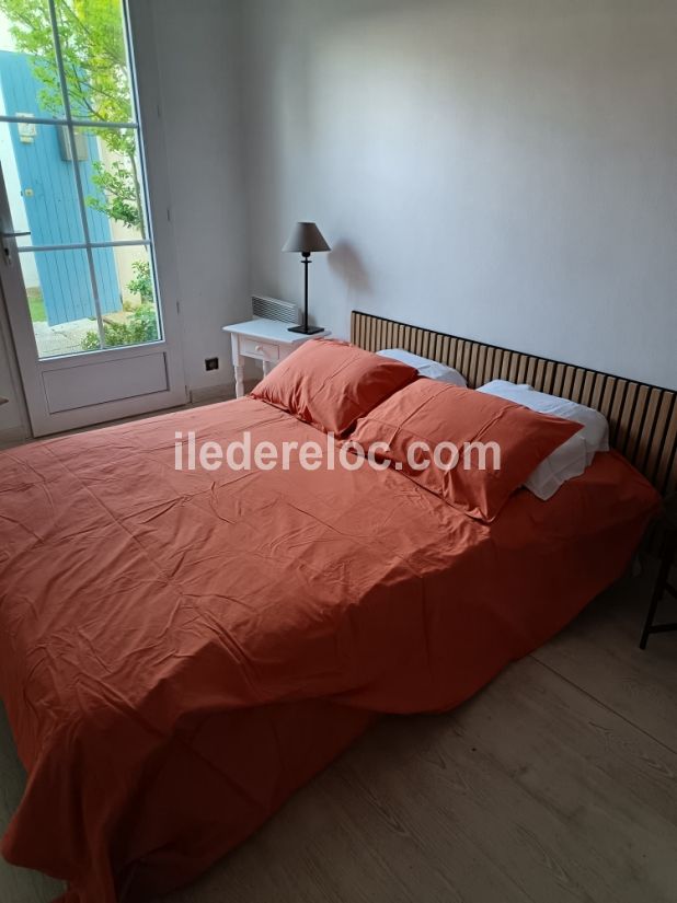 Photo 7 : CHAMBRE d'une maison situ&eacute;e &agrave; Saint-Martin-de-R&eacute;, &icirc;le de R&eacute;.