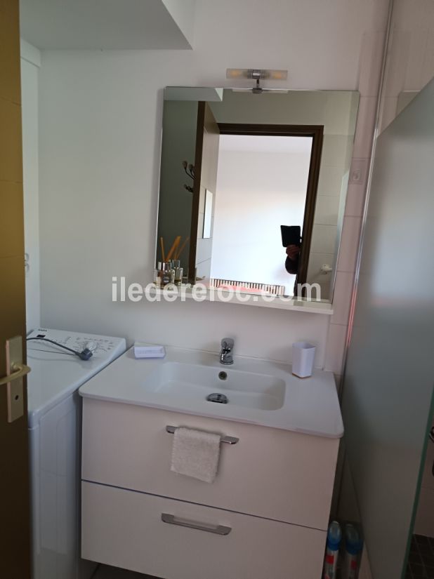 Photo 6 : SALLEDEBAIN d'une maison situ&eacute;e &agrave; Saint-Martin-de-R&eacute;, &icirc;le de R&eacute;.