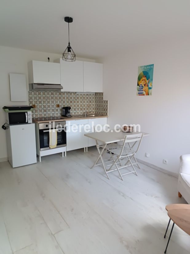 Photo 10 : CUISINE d'une maison situ&eacute;e &agrave; Saint-Martin-de-R&eacute;, &icirc;le de R&eacute;.