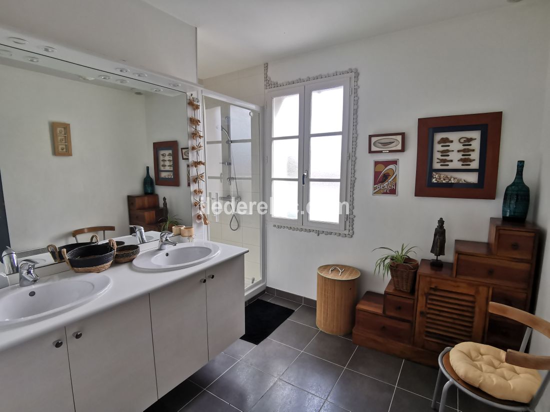 Photo 12 : CHAMBRE d'une maison située à La Flotte-en-Ré, île de Ré.