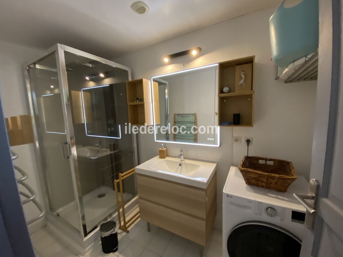 Photo 5 : SALLEDEBAIN d'une maison située à Saint-Clément-des-Baleines, île de Ré.