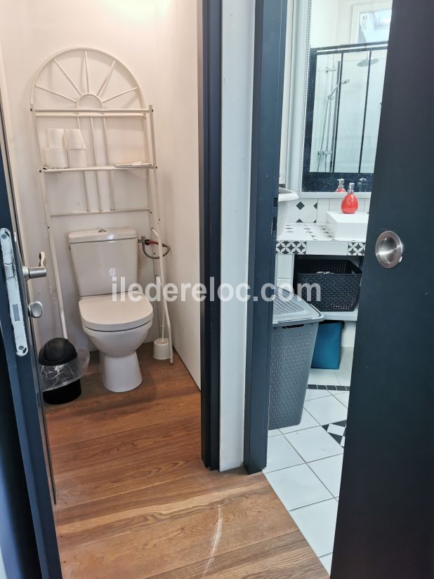 Photo 12 : WC d'une maison située à La Couarde-sur-mer, île de Ré.