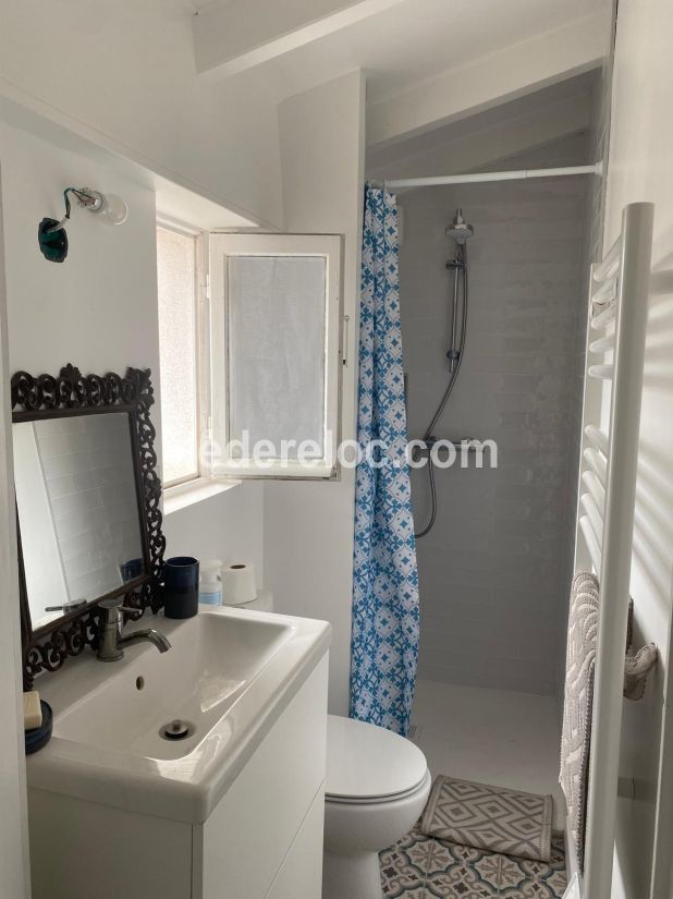Photo 9 : SALLEDEBAIN d'une maison située à Les Portes-en-Ré, île de Ré.